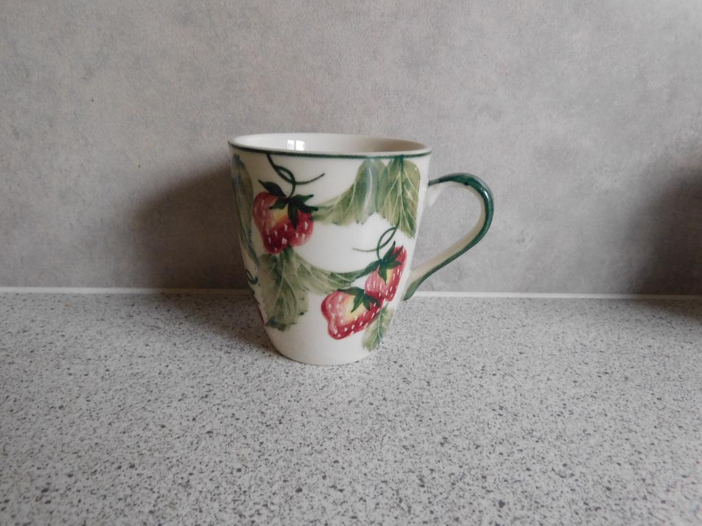Senseo mok B Aardbei Vic's Handpainted, Huis en Inrichting, Keuken | Servies, Ophalen of Verzenden, Zo goed als nieuw, Overige stijlen