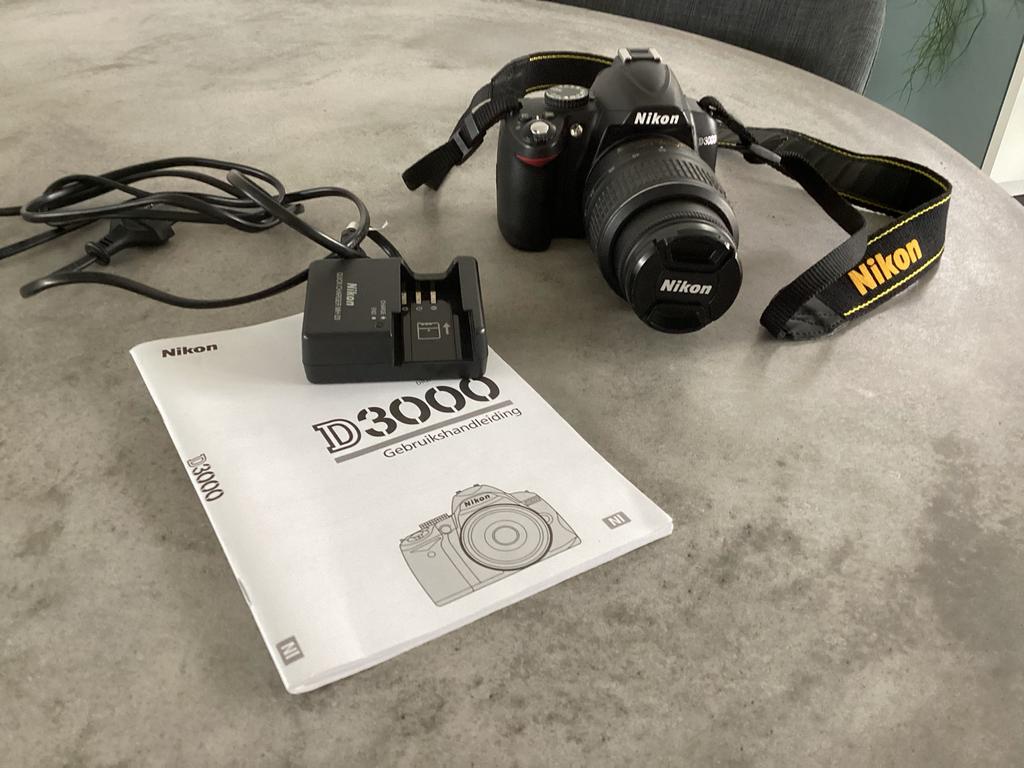 Nikon D3000 spiegelreflexcamera met 18-55 lens, Spiegelreflex, 10 Megapixel, Ophalen of Verzenden, Zo goed als nieuw