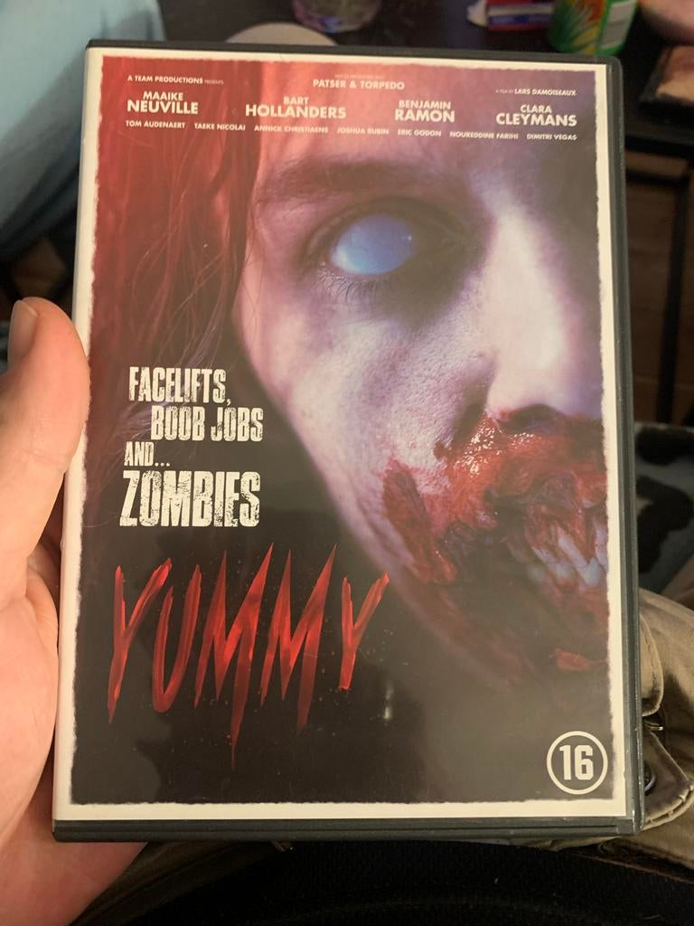 Yummy DVD - Facelifts, Boob Jobs and Zombies, Vanaf 16 jaar, Ophalen of Verzenden, Gebruikt, Vampiers of Zombies