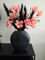 Mooie bloemenvaas Skeld zwart inclusief bloemen., Huis en Inrichting, Woonaccessoires | Kunstplanten en Kunstbloemen, Ophalen