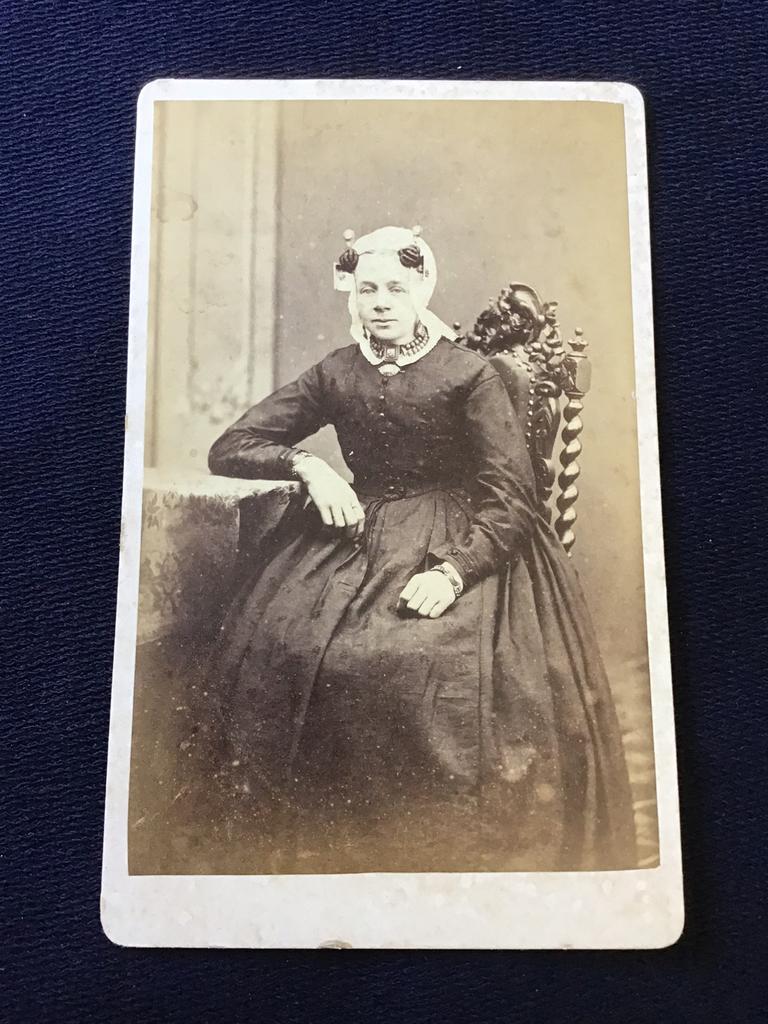 CDV, Dame Klederdracht, DE REMBRANDT, ALKMAAR, dun karton, Foto, Klederdracht, Ophalen of Verzenden, Zo goed als nieuw