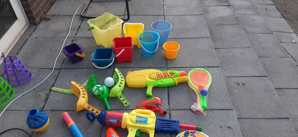 Grote set zandbak speelgoed, tennisrackets en waterpistolen, Ophalen, Gebruikt