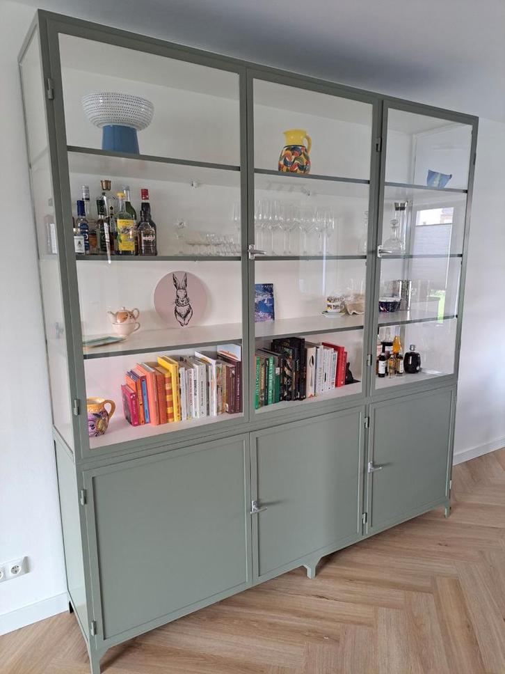 Vitrinekast staal grijs/groen, Huis en Inrichting, Kasten | Vitrinekasten, Zo goed als nieuw, 200 cm of meer, 150 tot 200 cm, 25 tot 50 cm