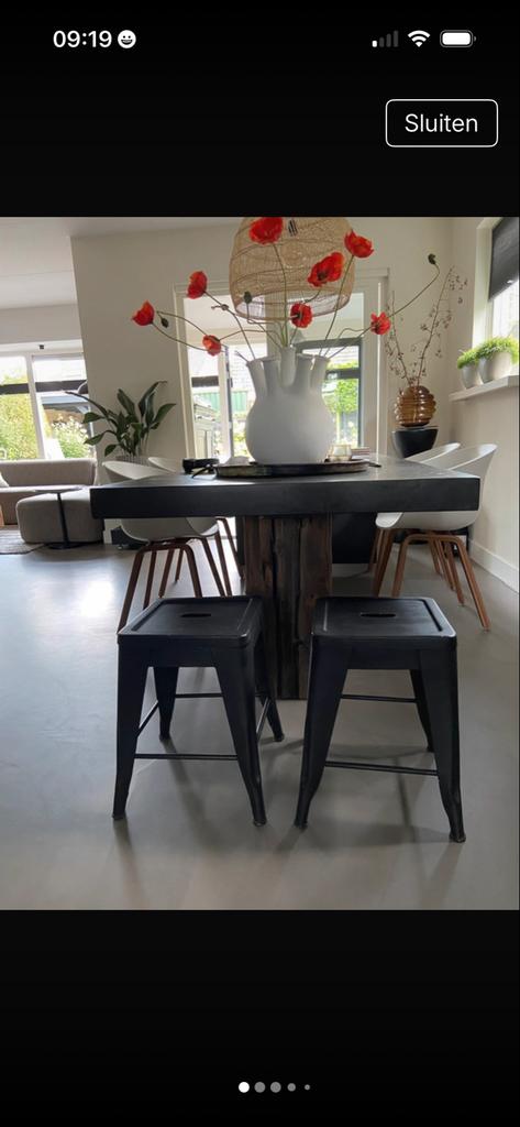 Stoere zwarte metalen kruk met handgreep (2 stuks te koop), Ophalen of Verzenden, Gebruikt, Staal