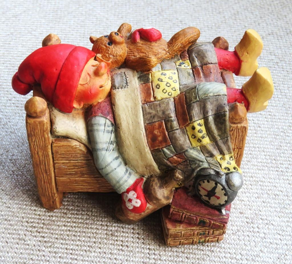 Beeldje Kabouter met beer in ledikant, Ophalen of Verzenden, Zo goed als nieuw