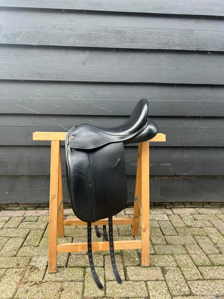 Ideal Grace dressuurzadel 18 inch - wijde boom, Dieren en Toebehoren, Paarden en Pony's | Zadels, Ophalen of Verzenden, Zo goed als nieuw