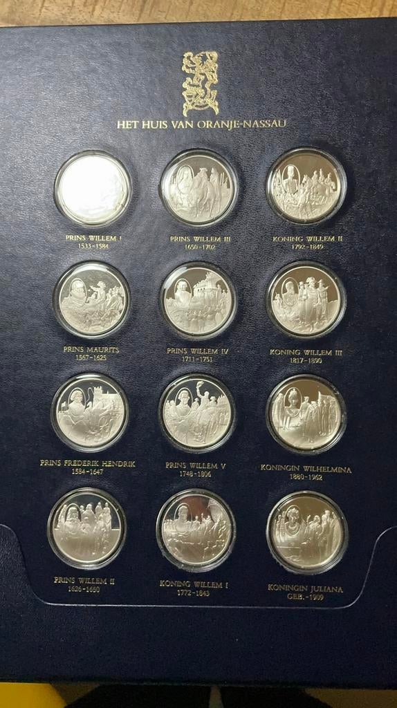Set van 12 zilveren penningen oranje nassau, Ophalen of Verzenden, Zilver