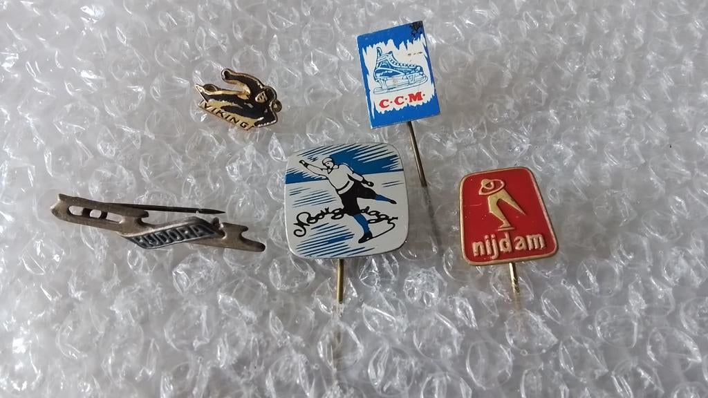 3 verschillende speldjes en 2 buttons schaatsen, Verzamelen, Speldjes, Pins en Buttons, Ophalen of Verzenden, Zo goed als nieuw