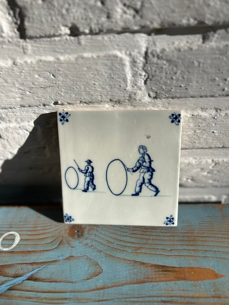 Antieke Delfts Blauwe Tegel met Kinderen en Hoepels, Ophalen of Verzenden