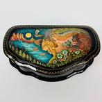 Gesigneerde Russische lakminiatuurdoos met sprookjesmotief, Ophalen of Verzenden