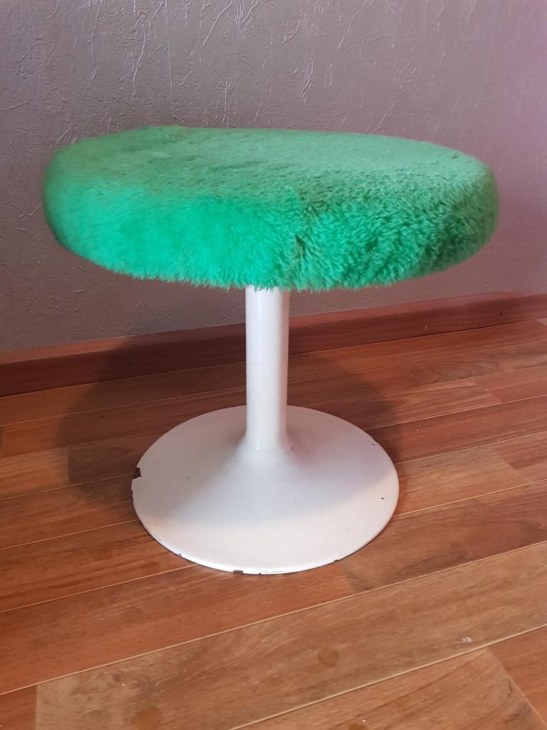 mid century retro vintage space age kruk krukje poef pluche, Huis en Inrichting, Krukjes, Ophalen, Gebruikt, IJzer