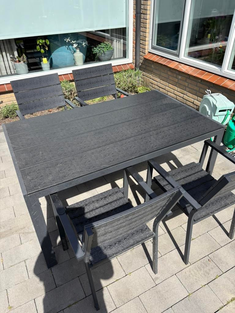 Grijs/zwarte tuinset van Jutlandia. 4 stoelen en tafel., Ophalen, 4 zitplaatsen, Aluminium, Zo goed als nieuw