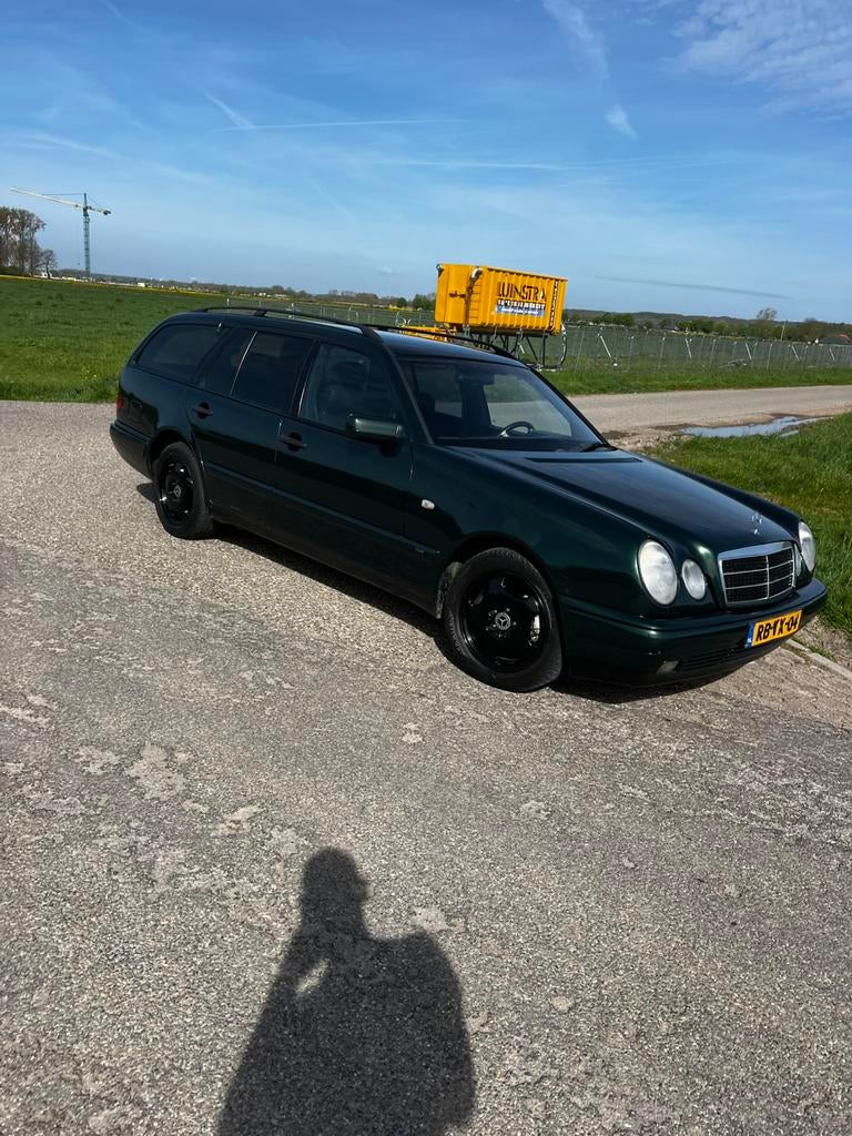 Mercedes-Benz E-Klasse 2.0 E200 Combi Classic AUT 1997 Blauw, Auto's, Mercedes-Benz, Automaat, 1998 cc, 4 cilinders, Origineel Nederlands