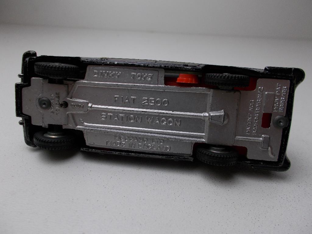 1968 Dinky Toys 281 FIAT 2300 STATIONWAGEN PATHE NEWS Igst!, Hobby en Vrije tijd, Modelauto's | 1:43, Ophalen of Verzenden, Zo goed als nieuw
