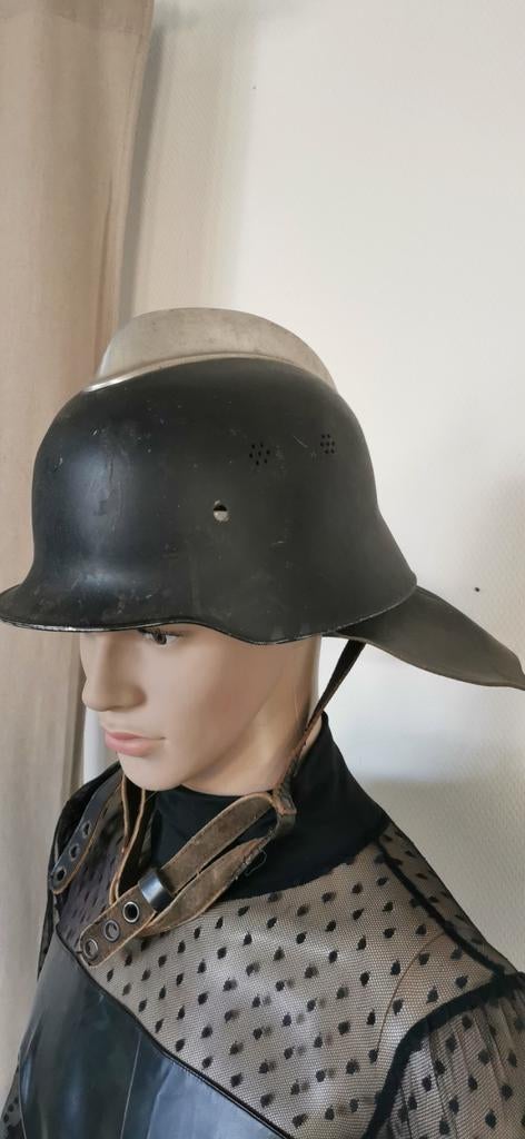 Vintage Duitse brandweerhelm met leren binnenwerk, Ophalen of Verzenden, Overige soorten, Overige gebieden, Helm of Baret