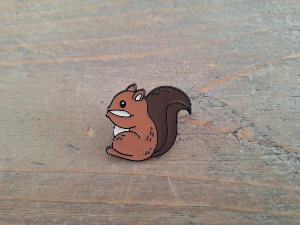 1 mooie pin van een eekhoorn te koop, Ophalen of Verzenden, Nieuw, Dier of Natuur, Speldje of Pin