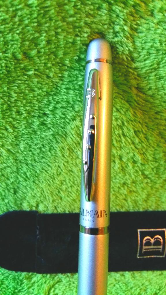 Balmain Paris ballpoint / balpen. Zilverkleurig. ONGEBRUIKT., Verzamelen, Pennenverzamelingen, Overige merken, Balpen, Nieuw, Ophalen of Verzenden