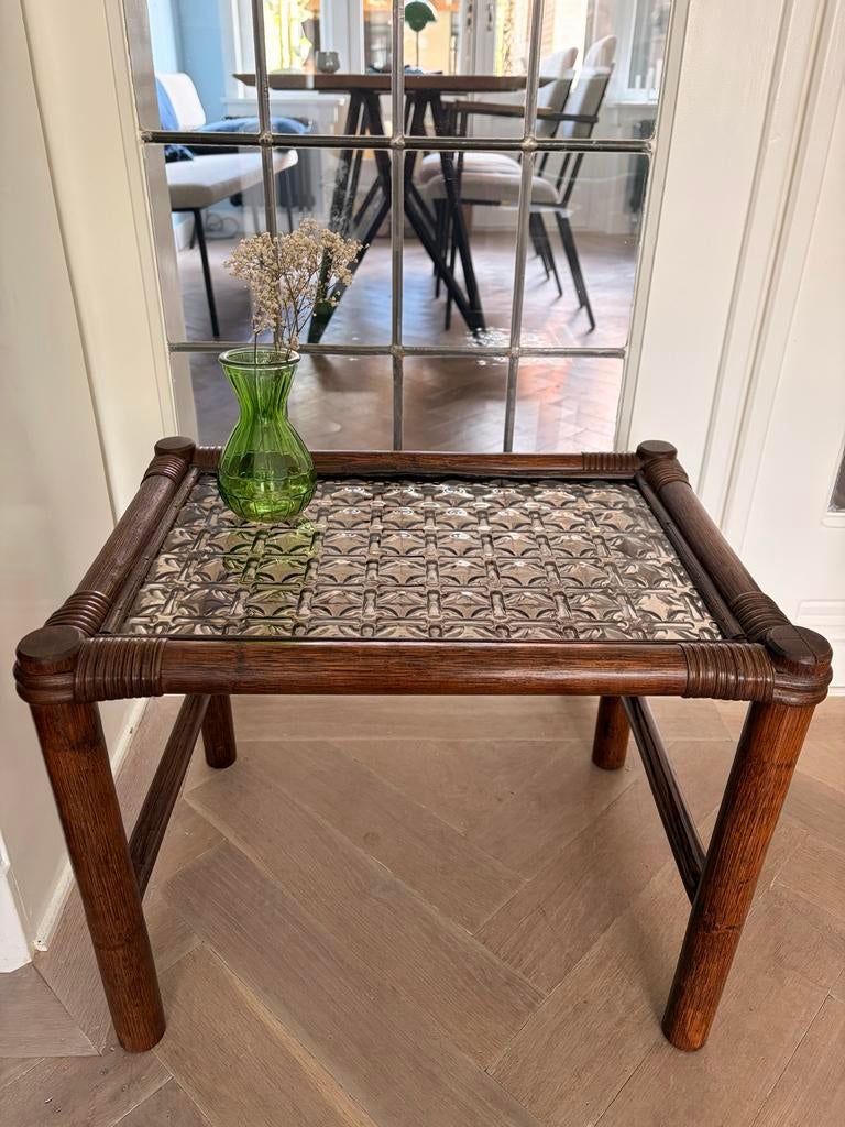Vintage Manou rotan tafel/ nachtkastje rookglas jaren '70, Minder dan 55 cm, Gebruikt, Ophalen of Verzenden, Rechthoekig