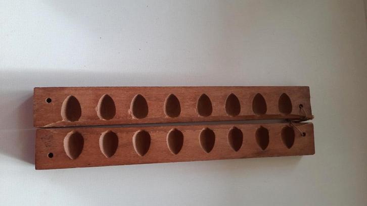 Oude houten mal voor chocolade eitjes  PASEN, Diversen, Pasen, Gebruikt, Ophalen of Verzenden