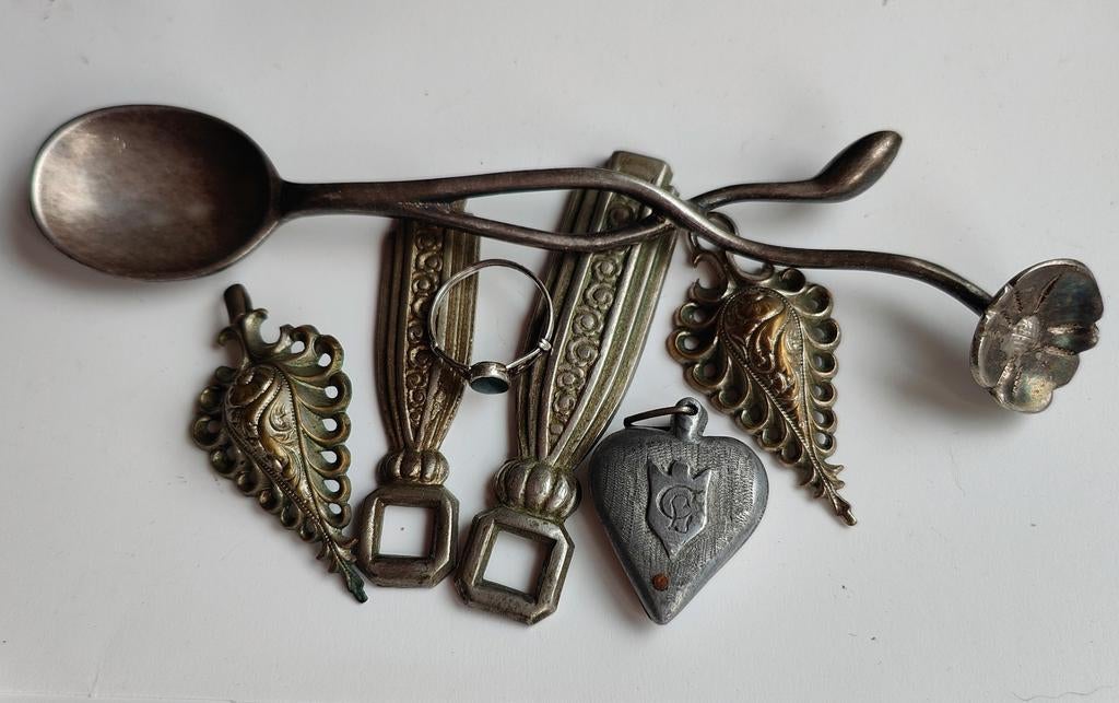 Nr 22 lot met vintage antiek, Sieraden, Tassen en Uiterlijk, Ophalen of Verzenden, Minder dan 4 cm, Zilver, Overige materialen