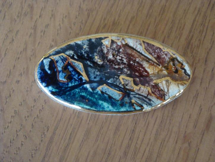 Ovalen broche blauw/bruin/goudkleurig keramiek, Sieraden, Tassen en Uiterlijk, Broches, Zo goed als nieuw, Overige materialen