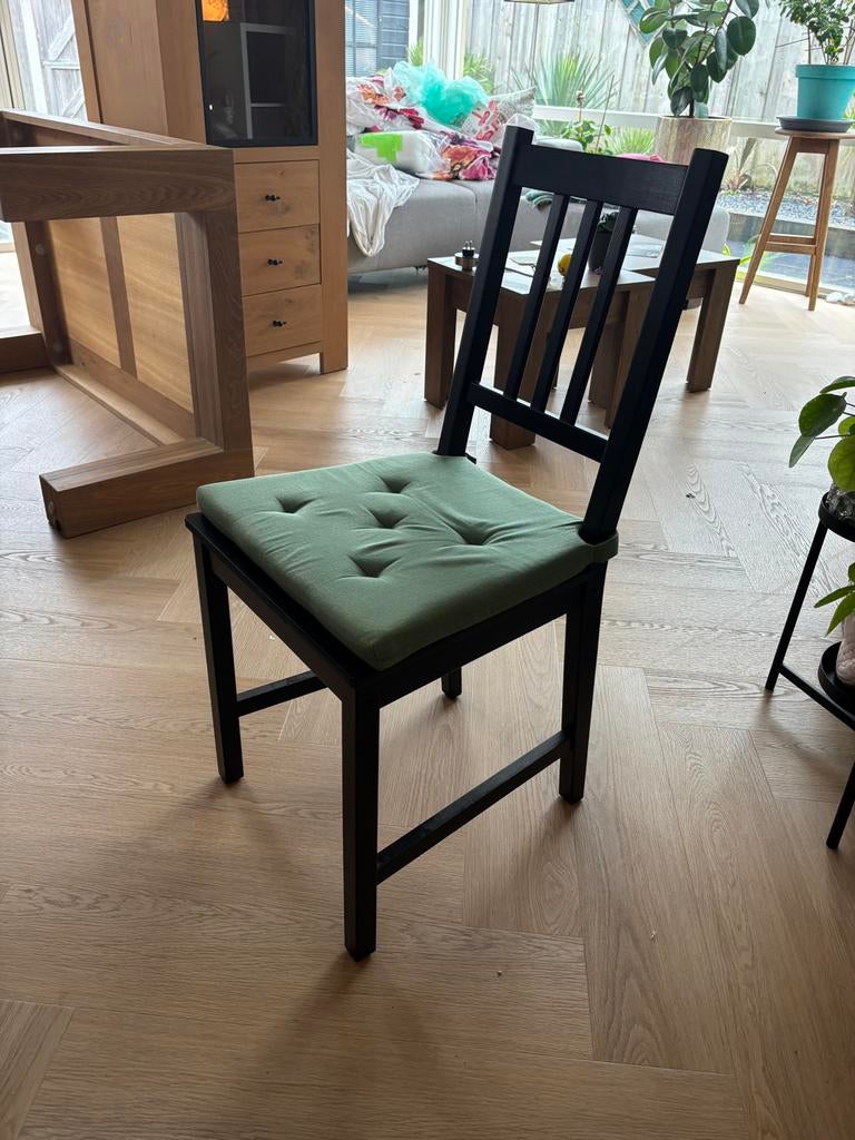 Eettafel stoelen met groene kussens, IKEA model Stefan, Ophalen, Zwart, Zo goed als nieuw, Vier