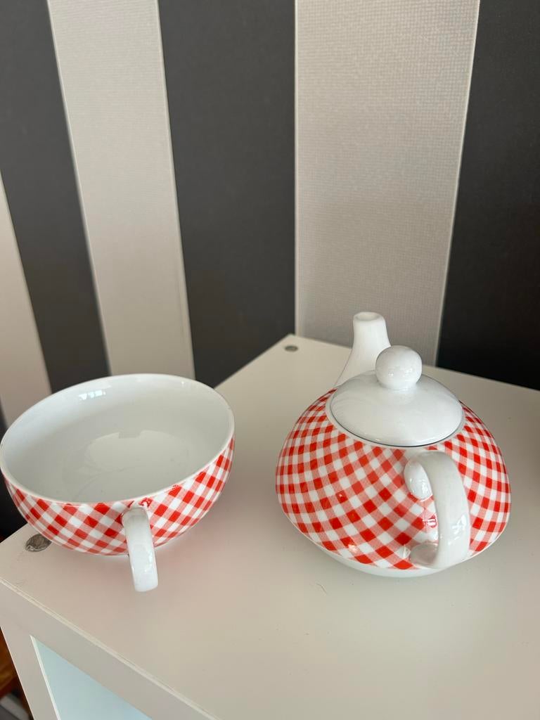 Theepot met kopje rood wit geblokt, Keramiek, Ophalen of Verzenden, Zo goed als nieuw, Overige stijlen