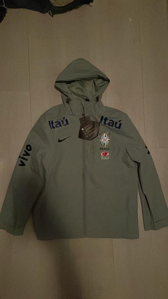 Nike Brazilië Regenjas Maat M Nieuw met prijskaartje, Ophalen of Verzenden, Nieuw, Maat 48/50 (M)