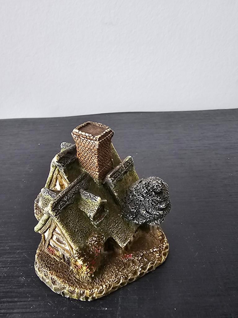 Miniatuur huisje met rieten dak en schoorsteen, Verzamelen, Beelden en Beeldjes, Ophalen of Verzenden, Zo goed als nieuw