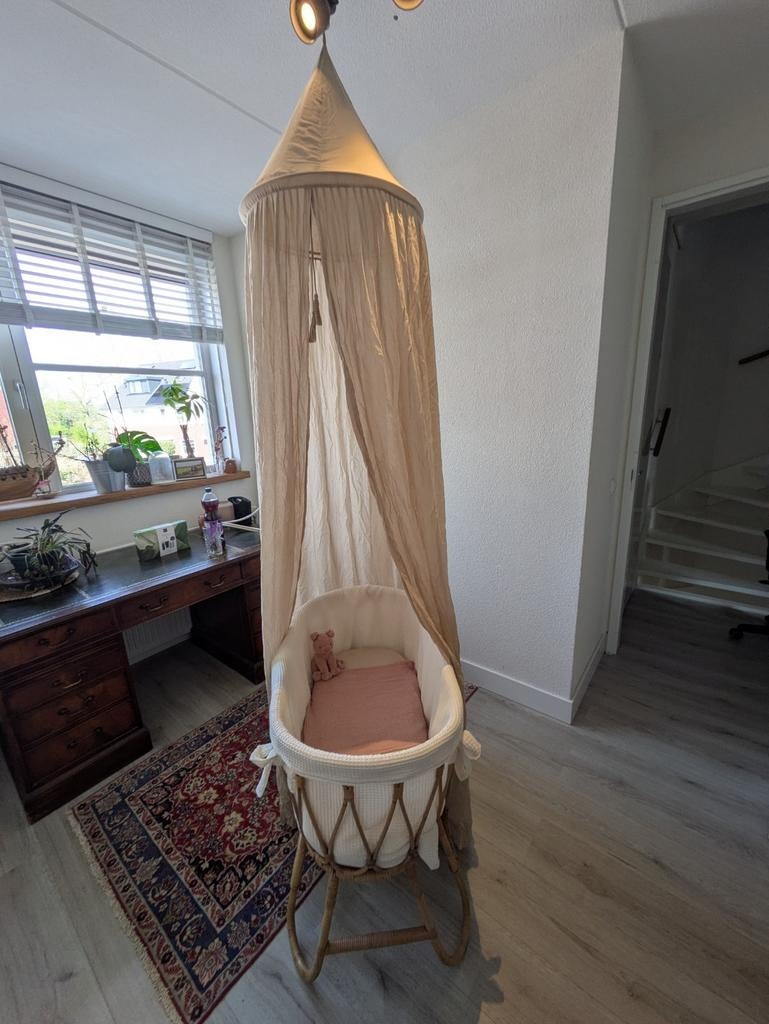 Rotan vintage baby wieg met klamboe en matrasje, Kinderen en Baby's, Babywiegjes en Ledikanten, Ophalen of Verzenden, Gebruikt