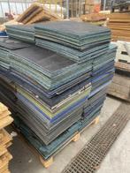 Restanten partij tapijttegels vlekken en lijm restanten