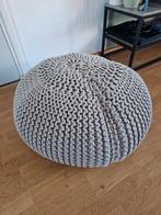 Grijze gehaakte poef, Huis en Inrichting, Banken | Voetenbanken en Poefen, Ophalen of Verzenden, Zo goed als nieuw, Rond, Stof