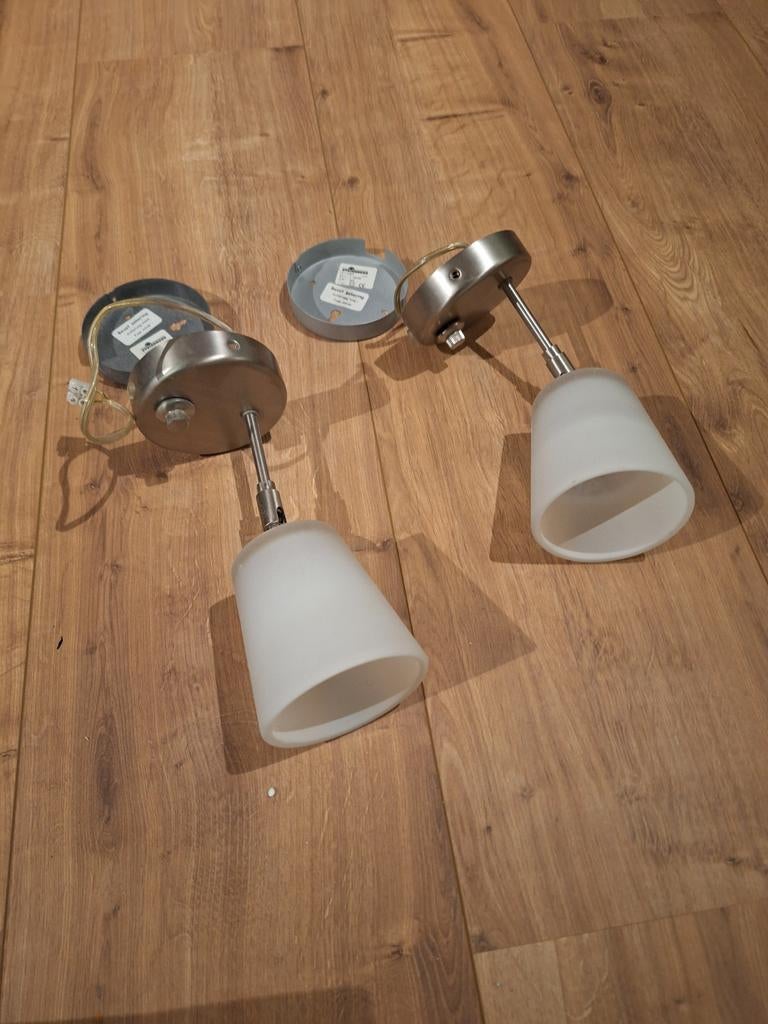 2 Stuks Wandlampen met Melkglas Kapjes, Ophalen of Verzenden, Gebruikt, Glas, Modern