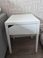 Twee witte nachtkastjes met lade, Huis en Inrichting, Slaapkamer | Nachtkastjes, Ophalen of Verzenden, Zo goed als nieuw, Minder dan 45 cm