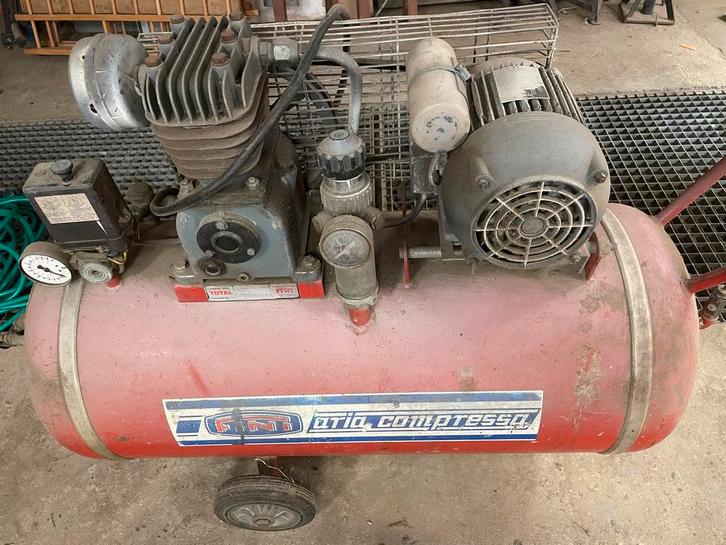 Compressor 220V met 100L tank (lekt), Doe-het-zelf en Verbouw, Compressors, Gebruikt, 100 liter of meer, Mobiel, Ophalen of Verzenden