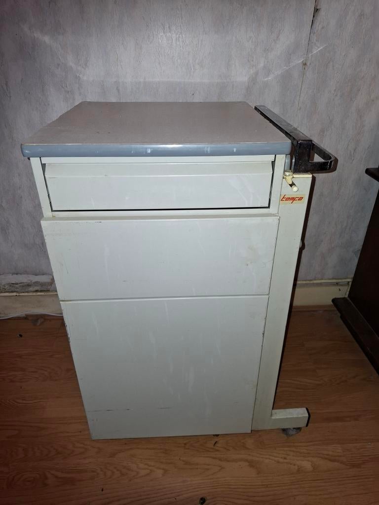 Nachtkastje verrijdbaar mat tafelblad, Ophalen of Verzenden