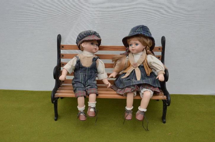 2 porseleinen poppen op gietijzeren bankje, LEES TEKST, Verzamelen, Poppen, Gebruikt, Pop, Ophalen