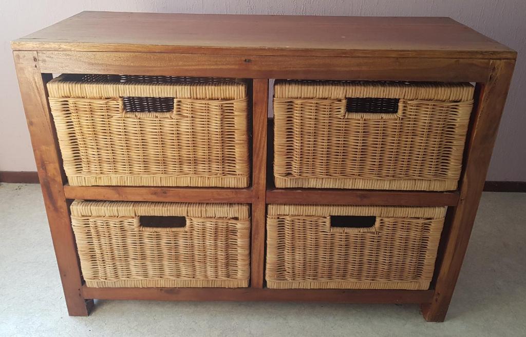 houten rieten ladekast manden mandjes hout dressoir riet, Ophalen, Gebruikt, Overige materialen, 50 tot 100 cm