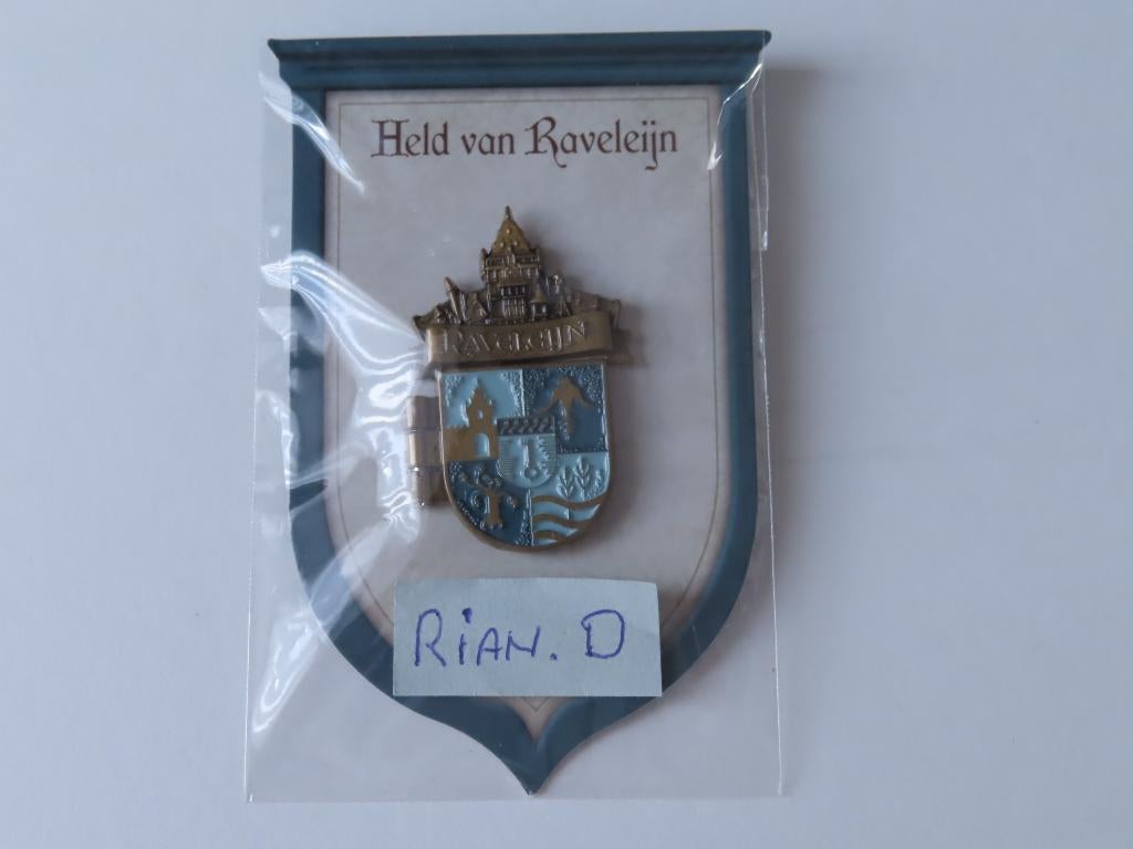Efteling pin Raveleijn 1ste uitgave met deurtje., Verzamelen, Efteling, Ophalen, Nieuw, Button of Speldje
