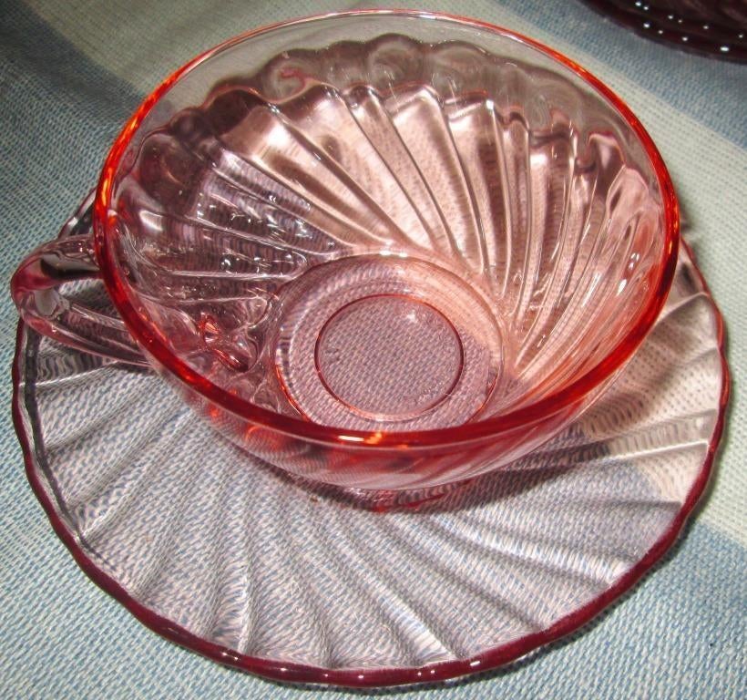 11 Kopjes en schotels rosaline swirl glas Arcoroc France, Antiek en Kunst, Antiek | Glas en Kristal, Ophalen