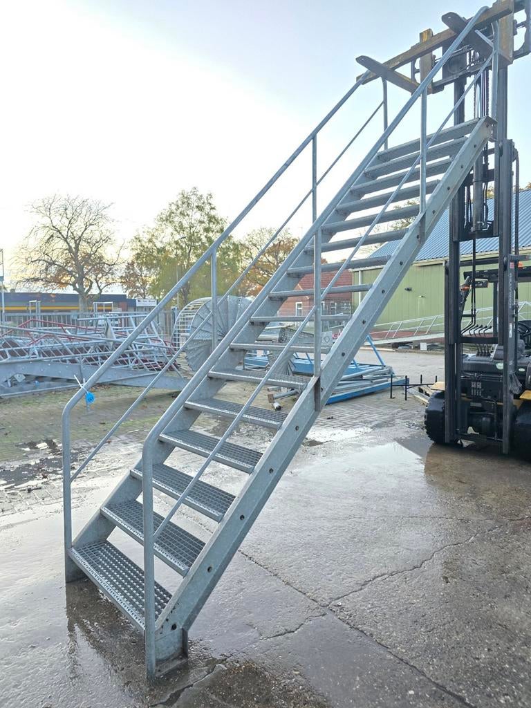 Stalen trap gegalv. Hoog 3,2 mtr. Nob161, Doe-het-zelf en Verbouw, Ladders en Trappen, Ophalen, 2 tot 4 meter