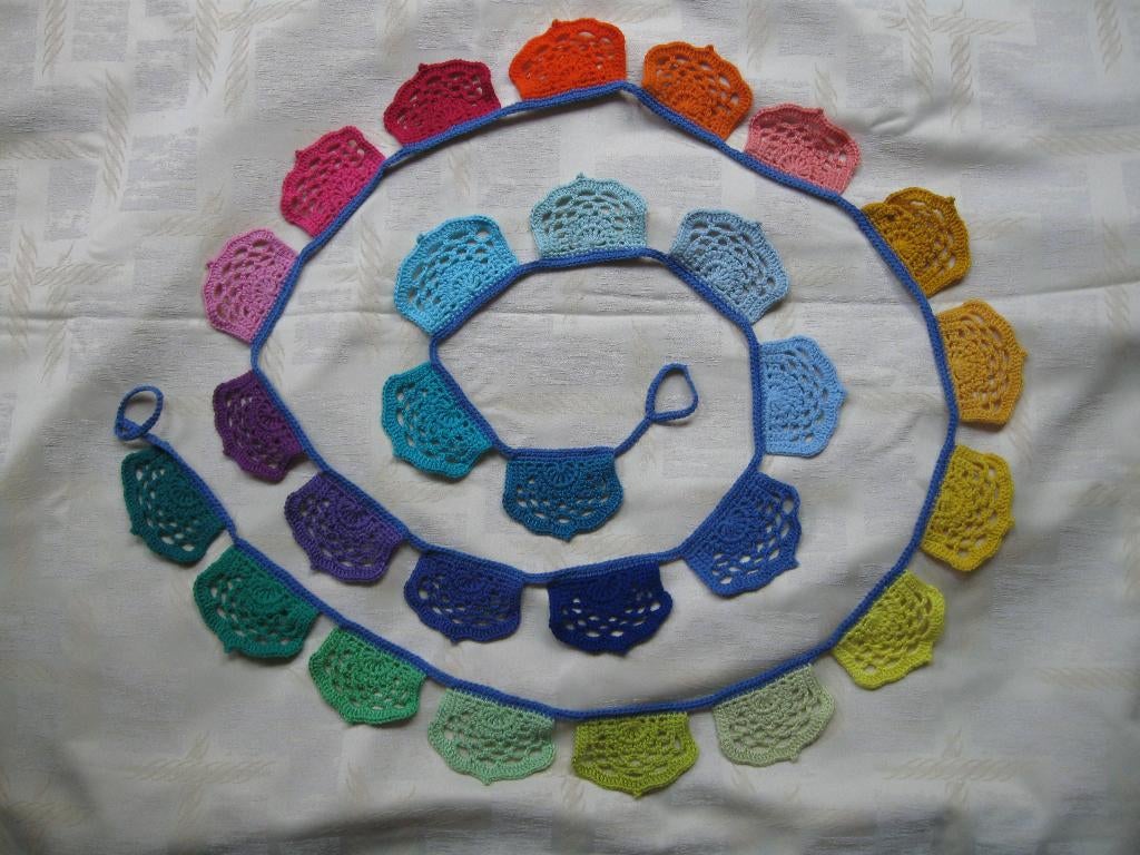 Gehaakte slinger regenboogkleuren., Ophalen of Verzenden, Nieuw, Versiering, Fantasy