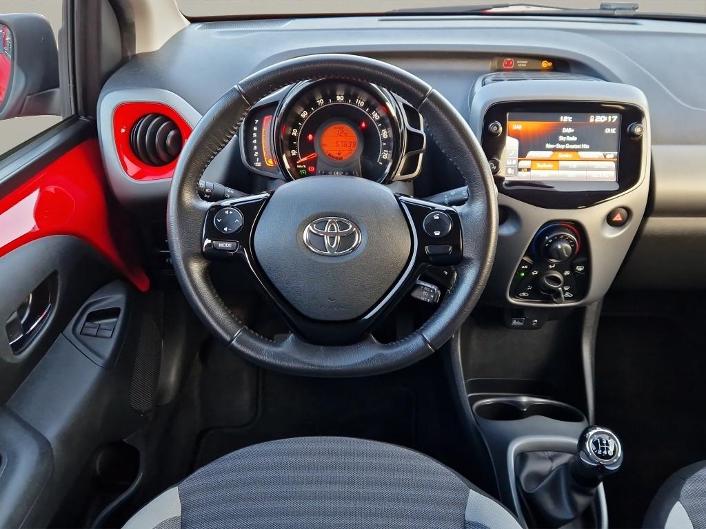 Toyota Aygo 1.0 VVT-i x-first NL Auto - Carplay - Camera, Auto's, 12 maanden, Gebruikt, Euro 6, 4 stoelen