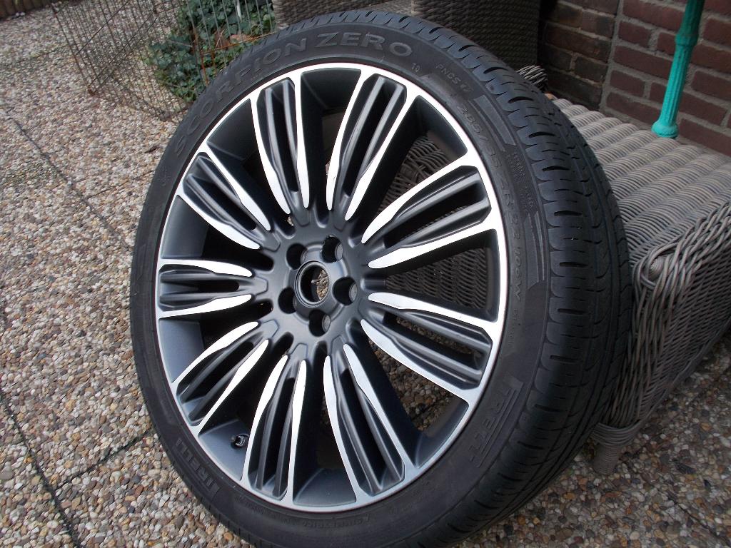 LANDROVER 22 INCH VELG MET PIRELLI BAND, Auto-onderdelen, Banden en Velgen, Ophalen, 285 mm, Banden en Velgen, Overige maten