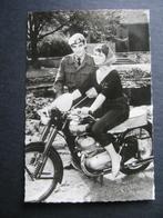 Vintage Echte Foto Kaart - Dame op Motor / Militair, Verzenden, 1960 tot 1980, Ongelopen, Voertuig