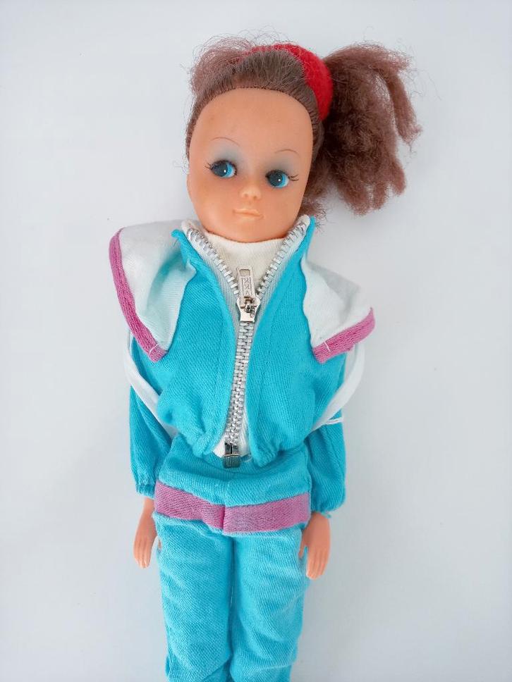 Fleur pop met blauw pakje witte laarsjes en witte rugzak, Verzamelen, Poppen, Gebruikt, Pop, Ophalen of Verzenden