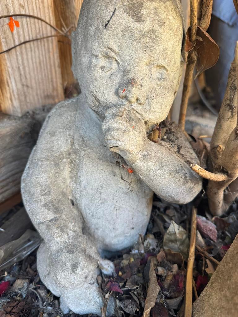 Vintage stenen baby beeldje - tuinbeeld, Antiek en Kunst, Overige onderwerpen, Weerbestendig, Minder dan 20 cm, Ophalen of Verzenden