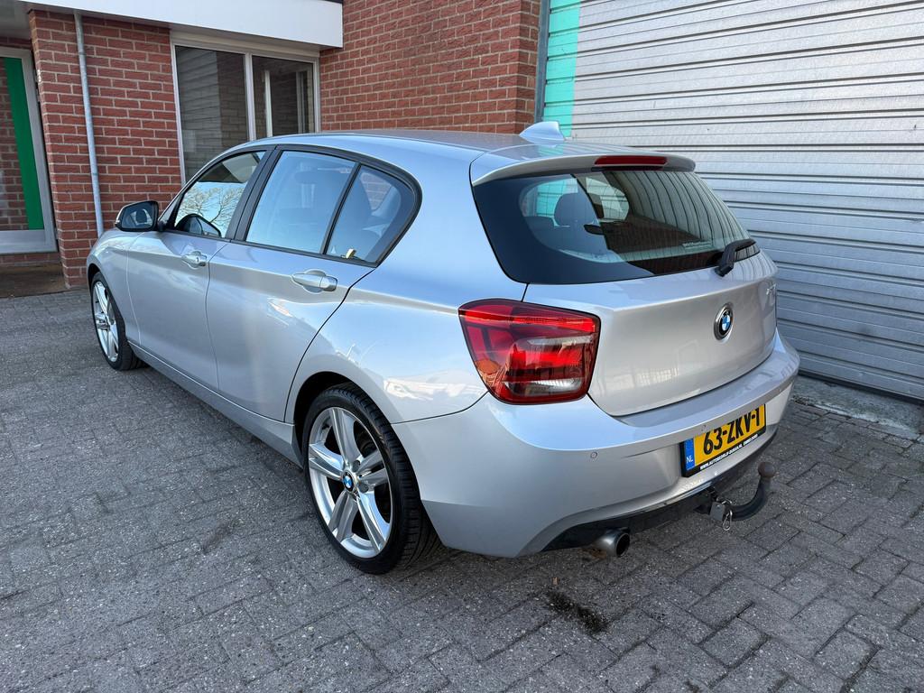 BMW 1-serie 118i Upgrade Edition automaat NAV.+ Airco Bj:201, Auto's, Euro 5, Achterwielaandrijving, Gebruikt, 4 cilinders