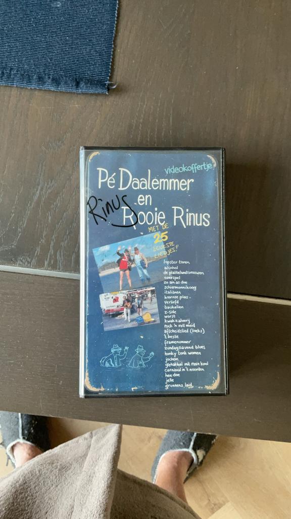 Pé Daalemmer en Rooie Rinus - Videokoffertje (VHS), Cd's en Dvd's, VHS | Film, Alle leeftijden, Ophalen, Gebruikt, Nederlandstalig