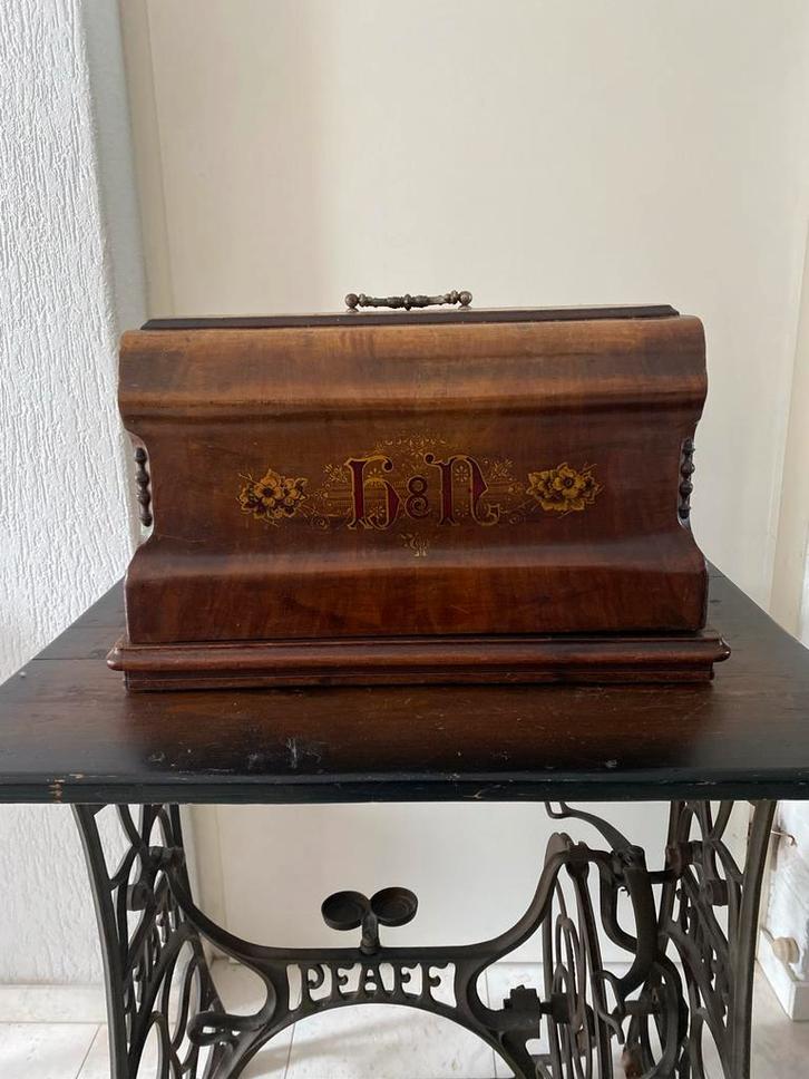 Antieke Pfaff naaitafel met Bernina handnaaimachine, Antiek en Kunst, Antiek | Naaimachines, Ophalen